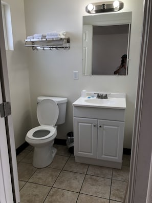 Economy Single Room | Bathroom - Townhouse Motel (Sunnyside)