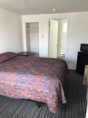 Economy Single Room | Living area | TV - Townhouse Motel (Sunnyside)