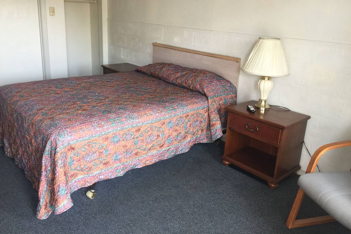 Economy Single Room | Premium bedding, WiFi (free), bed sheets