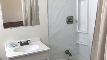 Quarto standard | Banheiro | Produtos de toalete grátis, secador de cabelo, toalhas de banho