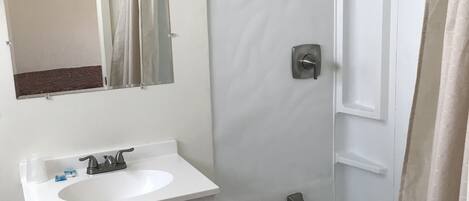 Standard Room | Bathroom | Free toiletries, hair dryer, towels