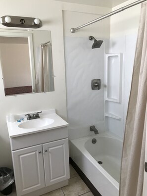 Habitación estándar | Baño | Amenidades de baño gratuitas, secadora de cabello, toallas 