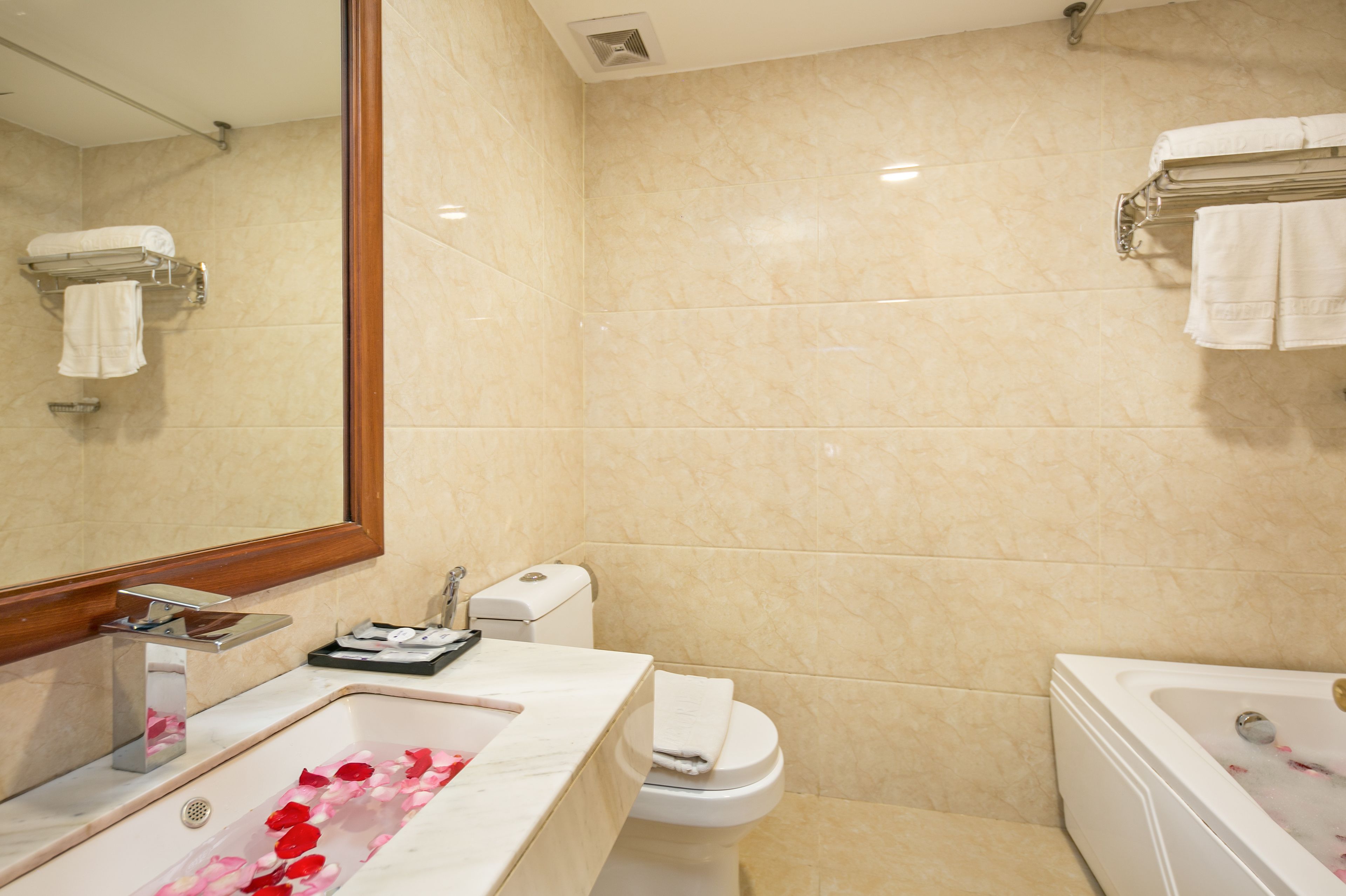 deluxe triple room, river view | jetted bathtub