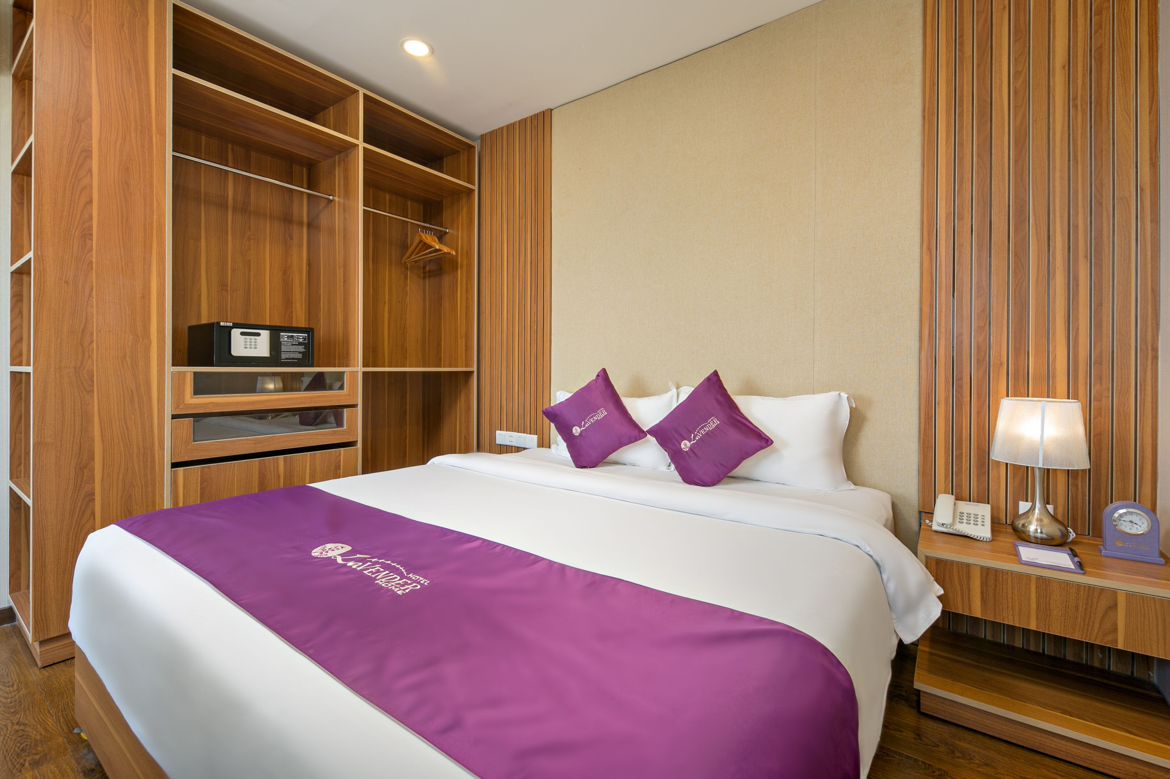 deluxe room, 1 king bed, city view | 1 bedroom, minibar, in-room safe, soundproofing