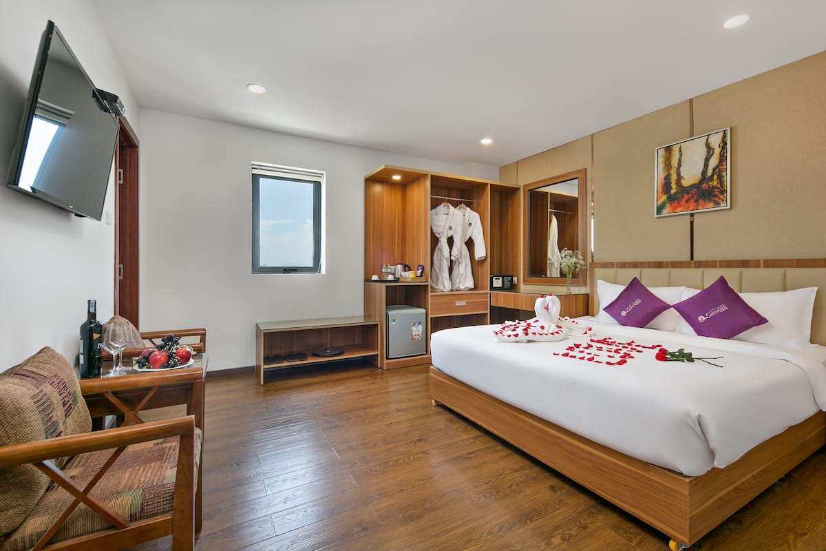 Deluxe Room, 1 King Bed, City View | 1 bedroom, minibar, in-room safe, soundproofing