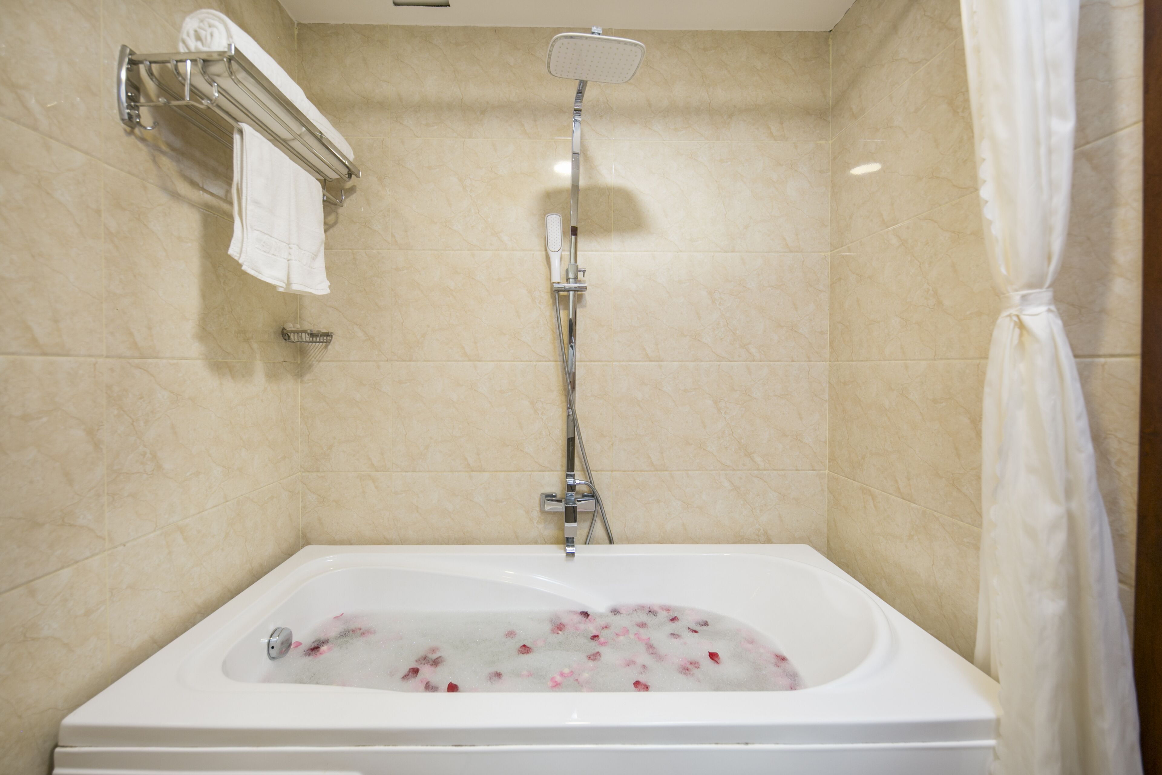 deluxe triple room, river view | bathroom | hydromassage showerhead, free toiletries, hair dryer, bathrobes