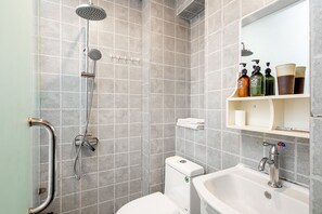 Enkeltrom | Bad | Dusj, toalettartikler (inkludert), hårføner og tøfler