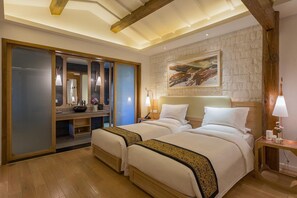 Minibar, in-room safe, desk, blackout curtains - Ivy Garden Hotels & Resorts - Lijiang Henghehao (Lijiang)