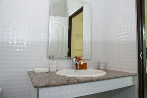 3 Bedrooms Vacation Home | Bathroom sink