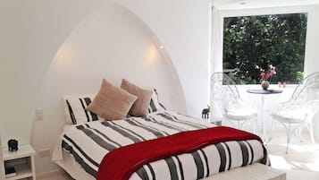 Suite monolocale Deluxe, vista mare parziale | Biancheria da letto di alta qualità, Wi-Fi gratuito, lenzuola