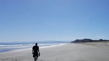 Pantai di sekitar, pasir putih, dan handuk pantai