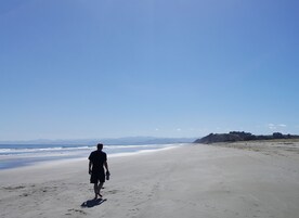Perto da praia, areia branca, toalhas de praia 