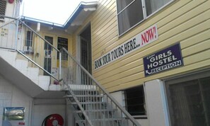 Property entrance - Cairns Girls Hostel (Cairns)