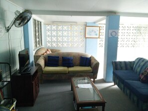 Lobby - Cairns Girls Hostel (Cairns)