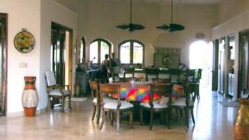 Villa familiar, varias habitaciones | Servicio a la habitación