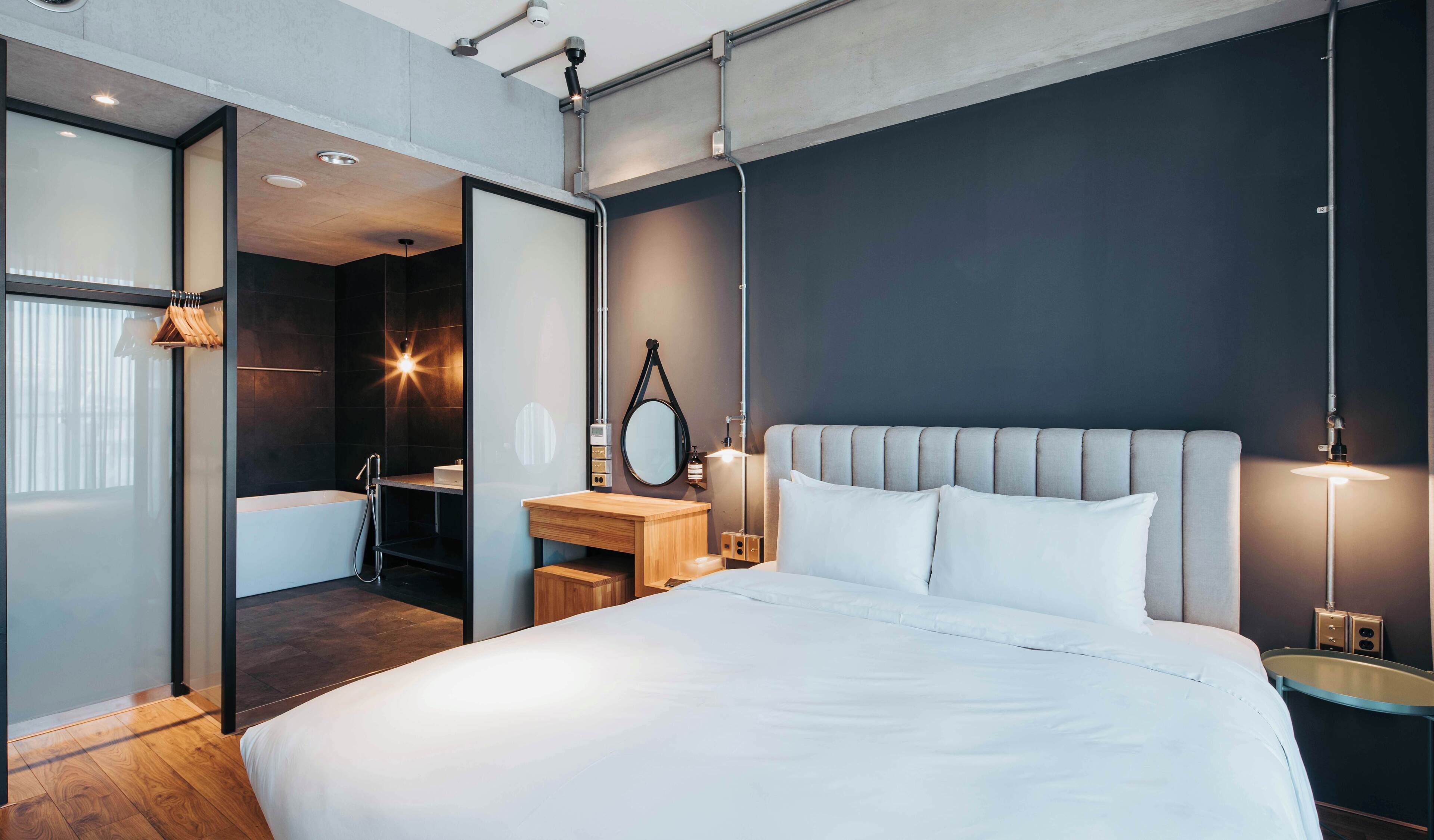 U.I.J Suite | Premium bedding, WiFi (free), individually decorated, bed sheets