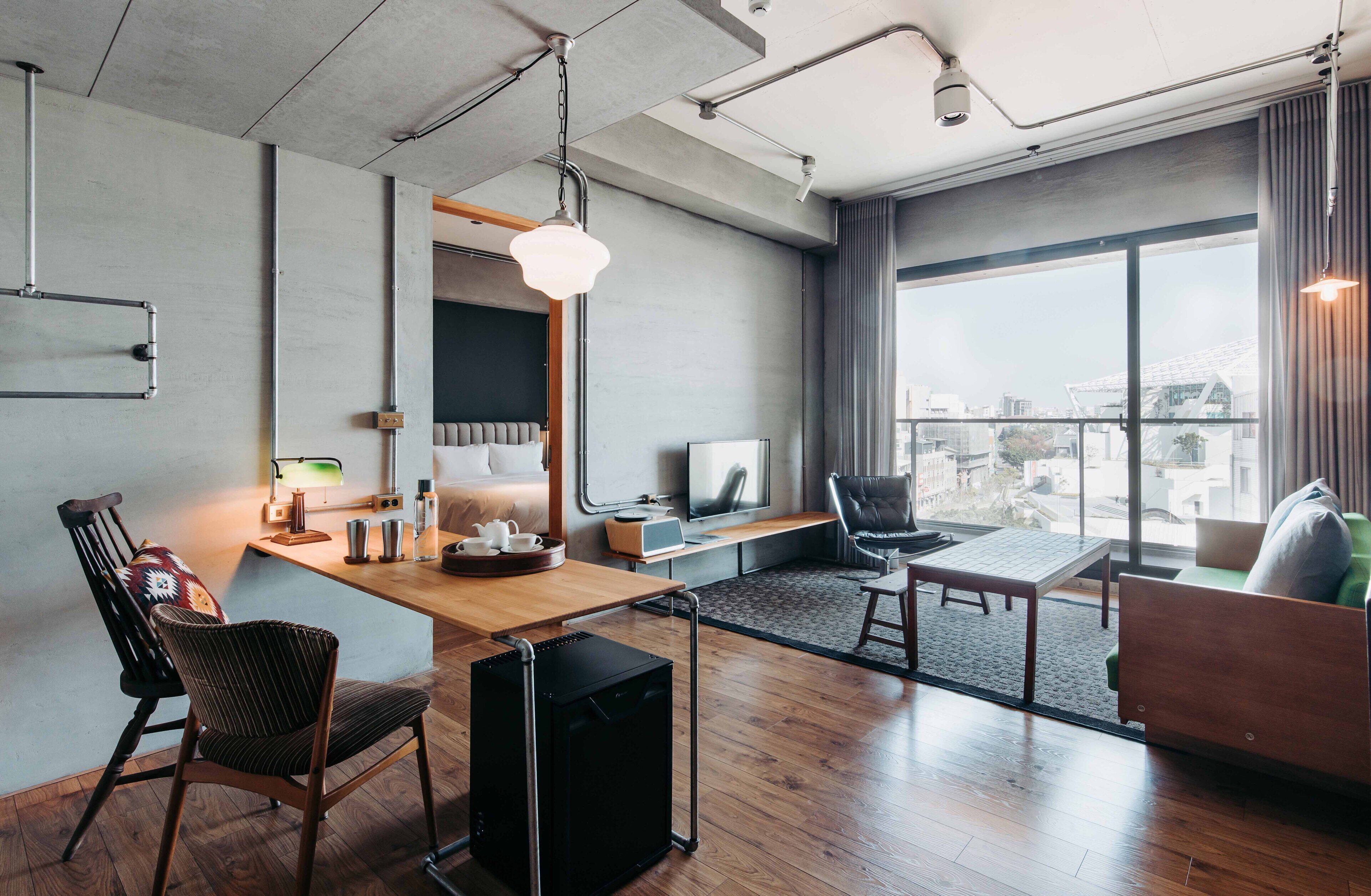 u.i.j suite | living area | books