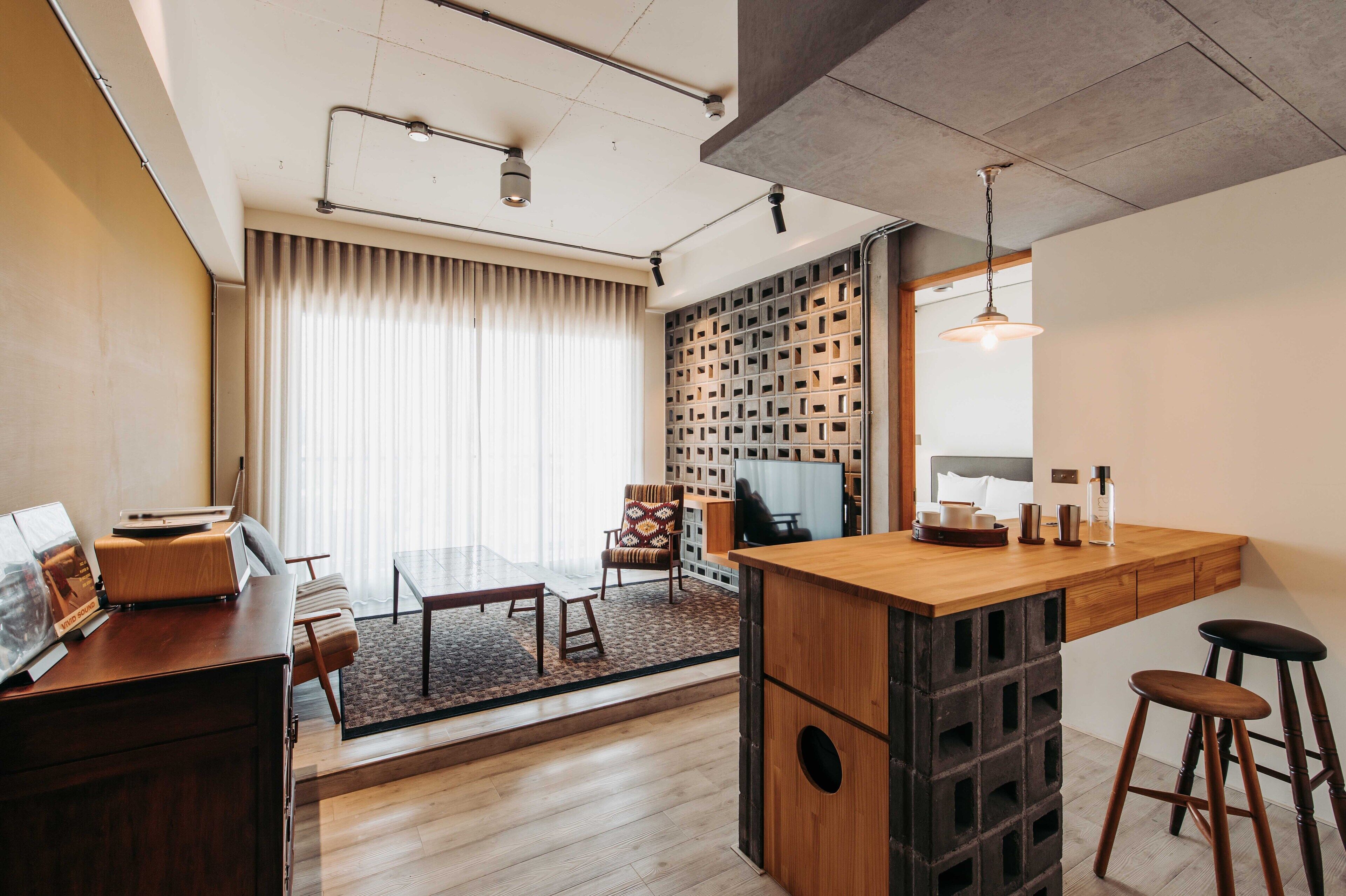 u.i.j suite | living area | books