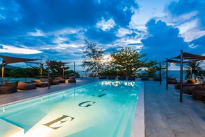Piscine extérieure, parasols de plage, chaises longues
