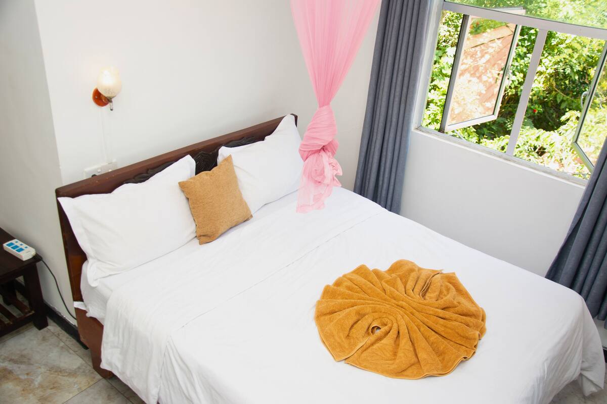 Chambre Confort double, 1 chambre | 1 chambre, lit avec matelas à plateau-coussin, coffre-fort, bureau