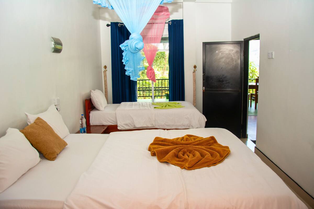 Chambre triple, vue sur la montagne | 1 chambre, lit avec matelas à plateau-coussin, coffre-fort, bureau