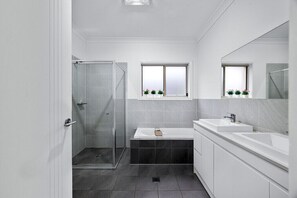 House, 4 Bedrooms, Non Smoking, Courtyard View | Bathroom | Designer toiletries, hair dryer, towels, shampoo