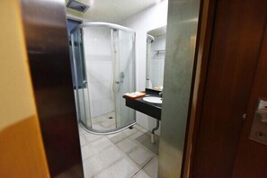 Habitació amb dos llits individuals clàssica | Bany | Dutxa, articles de tocador gratuïts, assecador de cabells i sabatilles