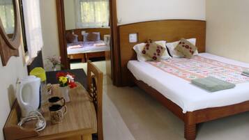 Deluxe Double or Twin Room, Terrace | Bar mini, peti besi dalam bilik, meja, Wi-fi percuma