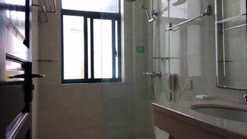 Douche, articles de toilette gratuits, sèche-cheveux, chaussons