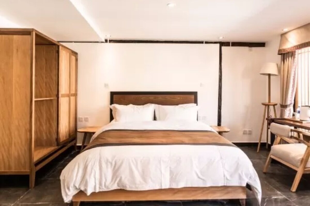 Queen Room | Desk, blackout curtains, iron/ironing board, free WiFi