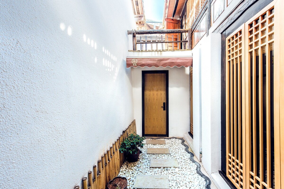 Courtyard Suite | Desk, blackout curtains, iron/ironing board, free WiFi