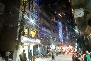 Fassade der Unterkunft – Abend/Nacht