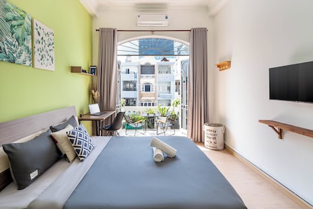 Escritorio, cortinas blackout y tabla de planchar con plancha