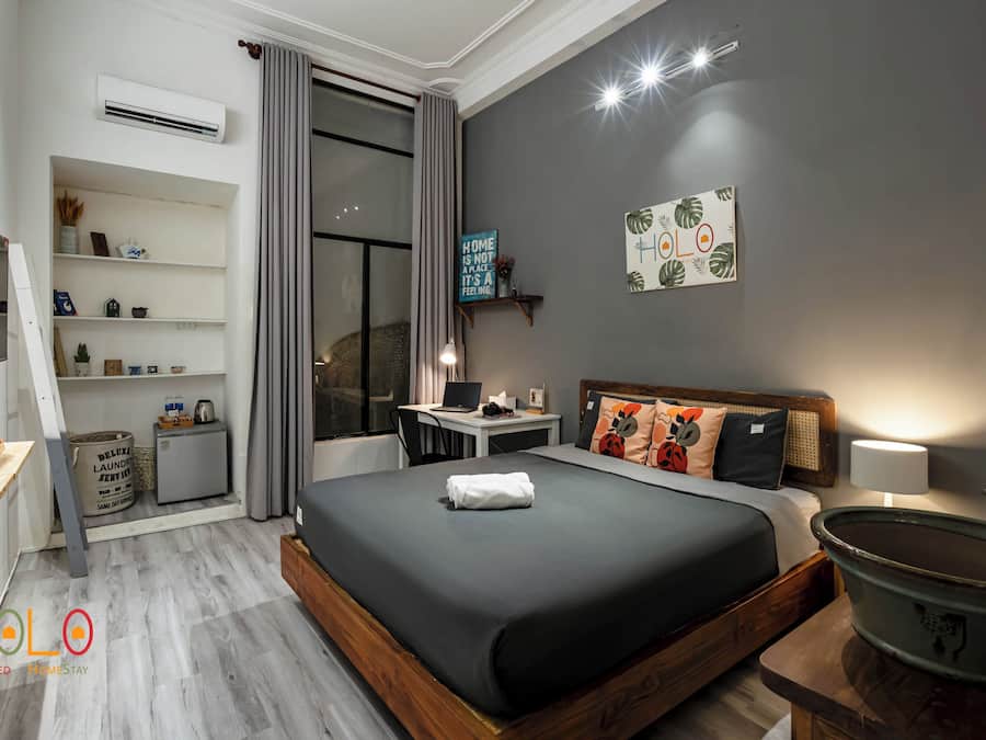 Escritorio, cortinas blackout y tabla de planchar con plancha