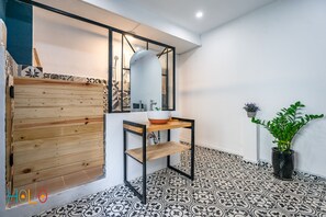 Escritorio, cortinas blackout y tabla de planchar con plancha 