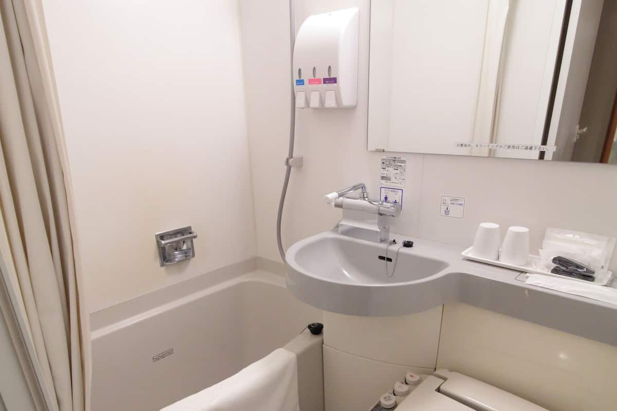 combined shower/bathtub, deep-soaking bathtub, free toiletries