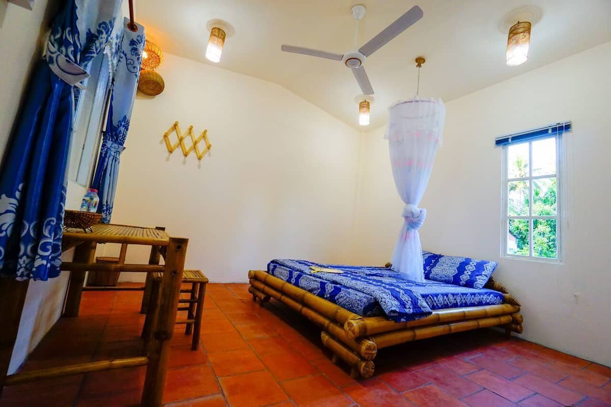 Una habitación con una cama, un escritorio y una silla.