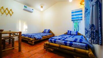 Bungalow, uitzicht op rivier | Een bureau, gratis wifi