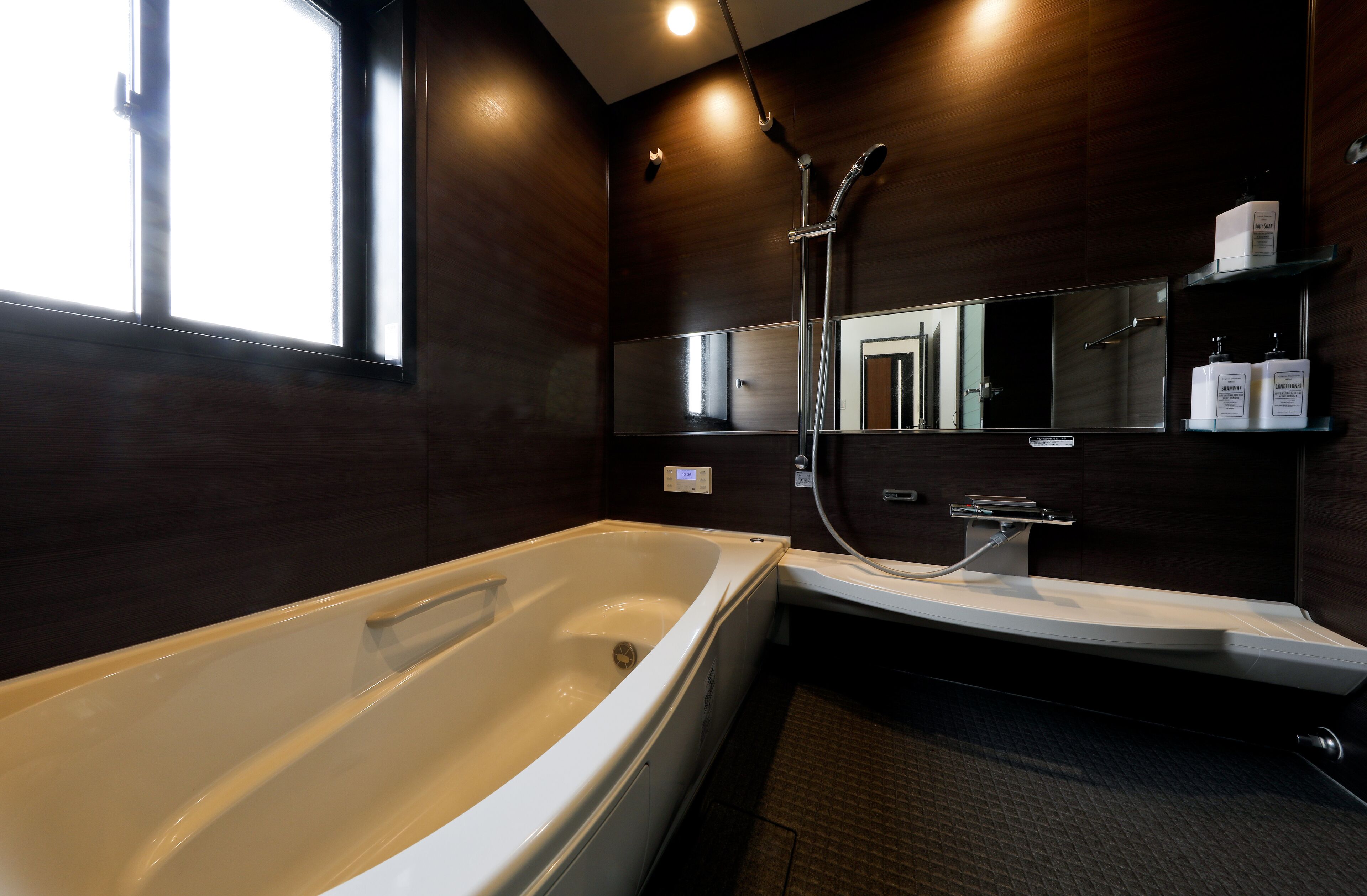 Private Vacation Home | Bathroom | Separate bathtub and shower, deep-soaking bathtub, free toiletries