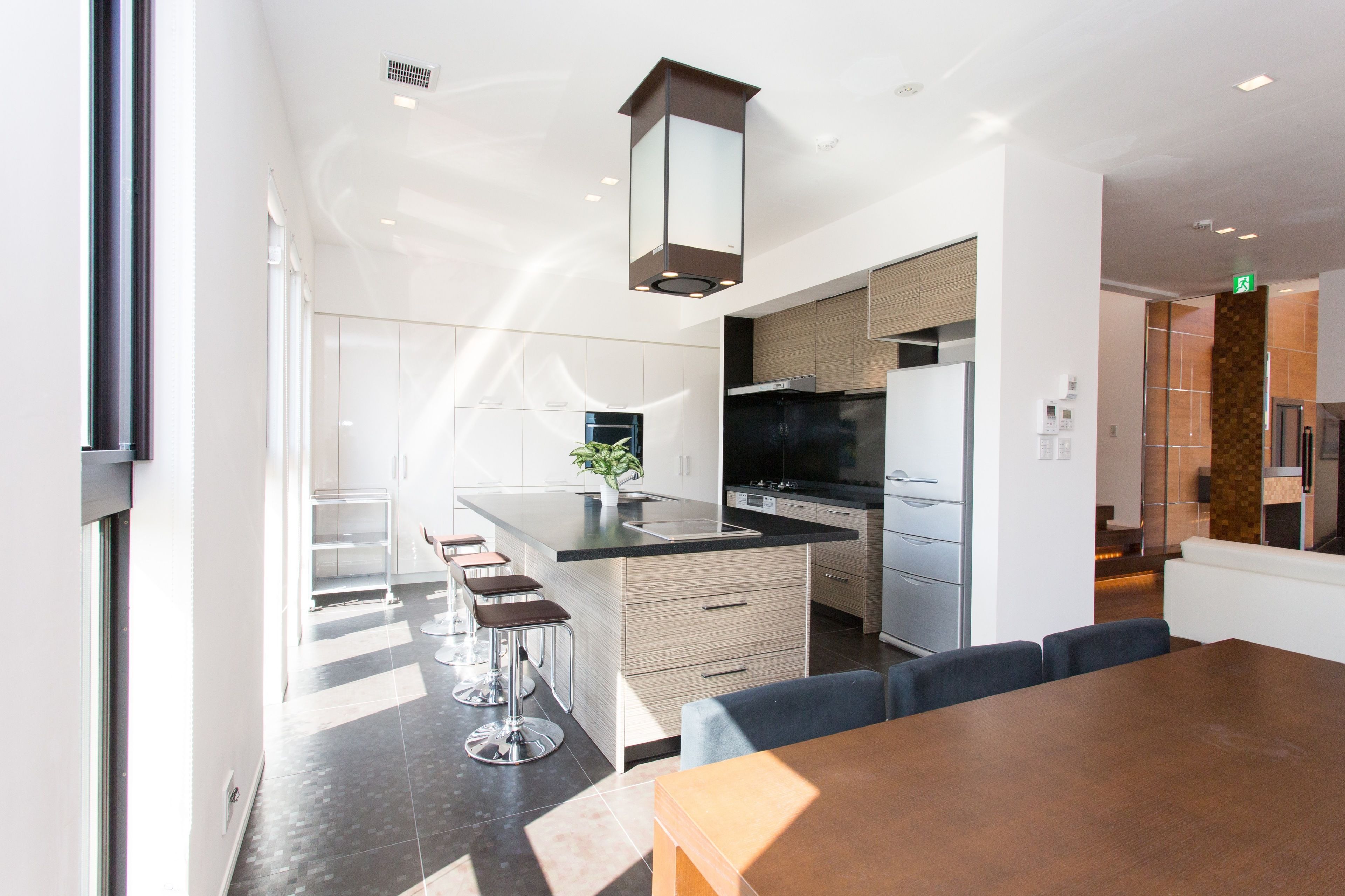 Lemari es, microwave, kompor, dan mesin pencuci piring