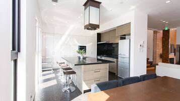 Fridge, microwave, stovetop, dishwasher