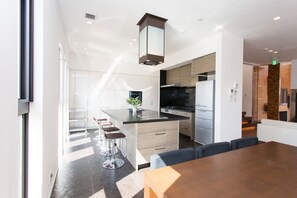 Kühlschrank, Mikrowelle, Herdplatte, Geschirrspüler