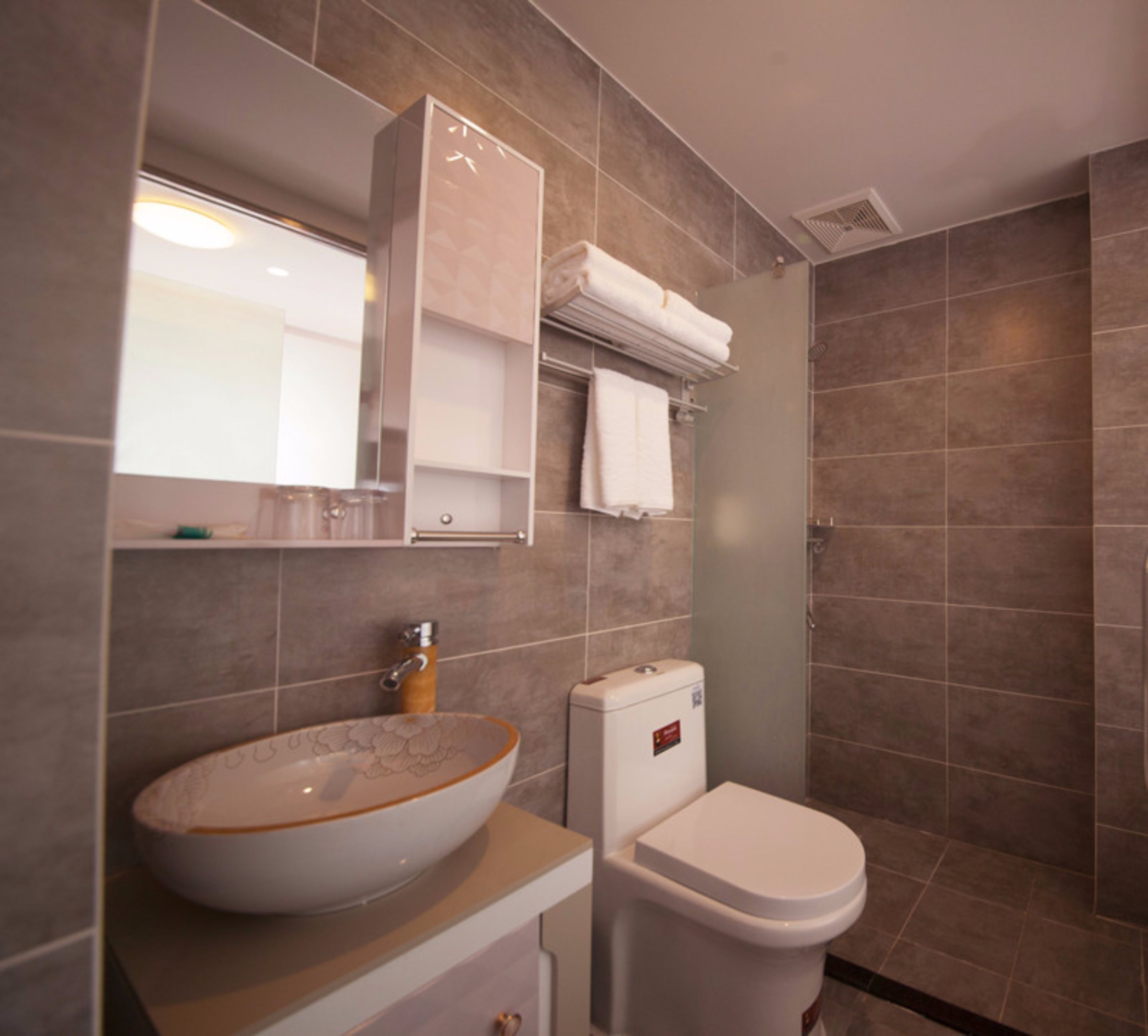 business double room | bathroom | shower, free toiletries, hair dryer, slippers