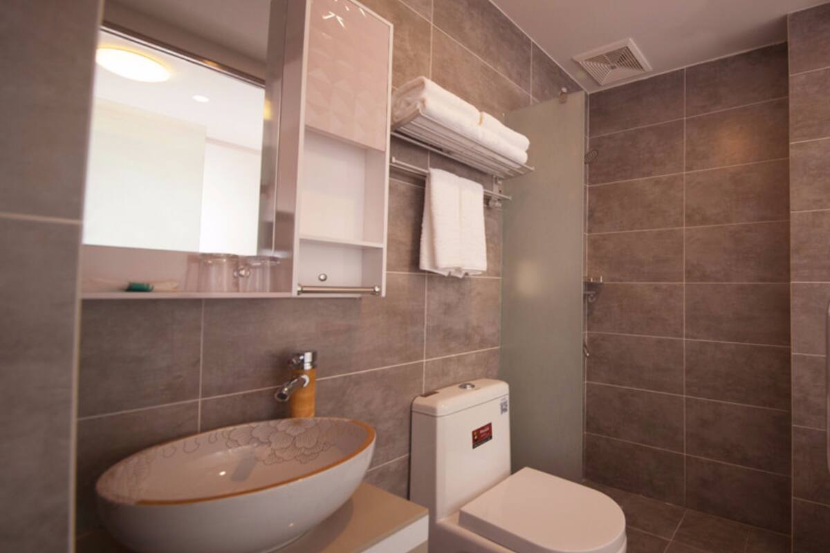 business double room | bathroom | shower, free toiletries, hair dryer, slippers