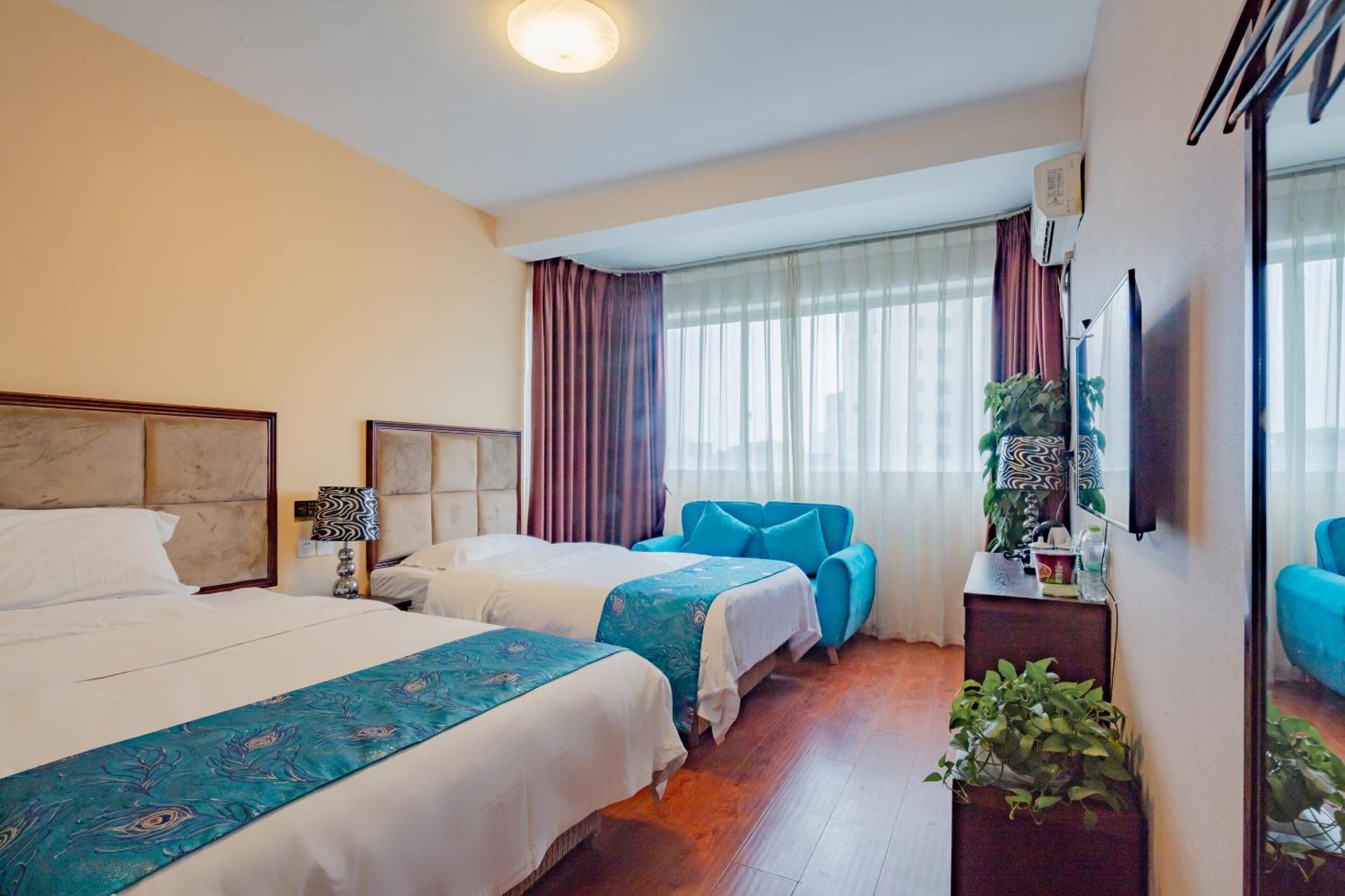 desk, blackout curtains, soundproofing, free wifi