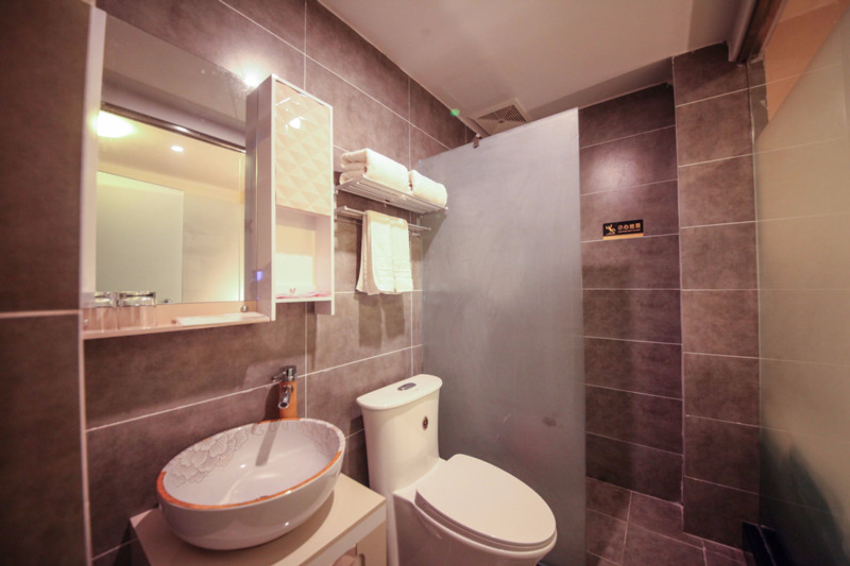 deluxe twin room | bathroom | shower, free toiletries, hair dryer, slippers