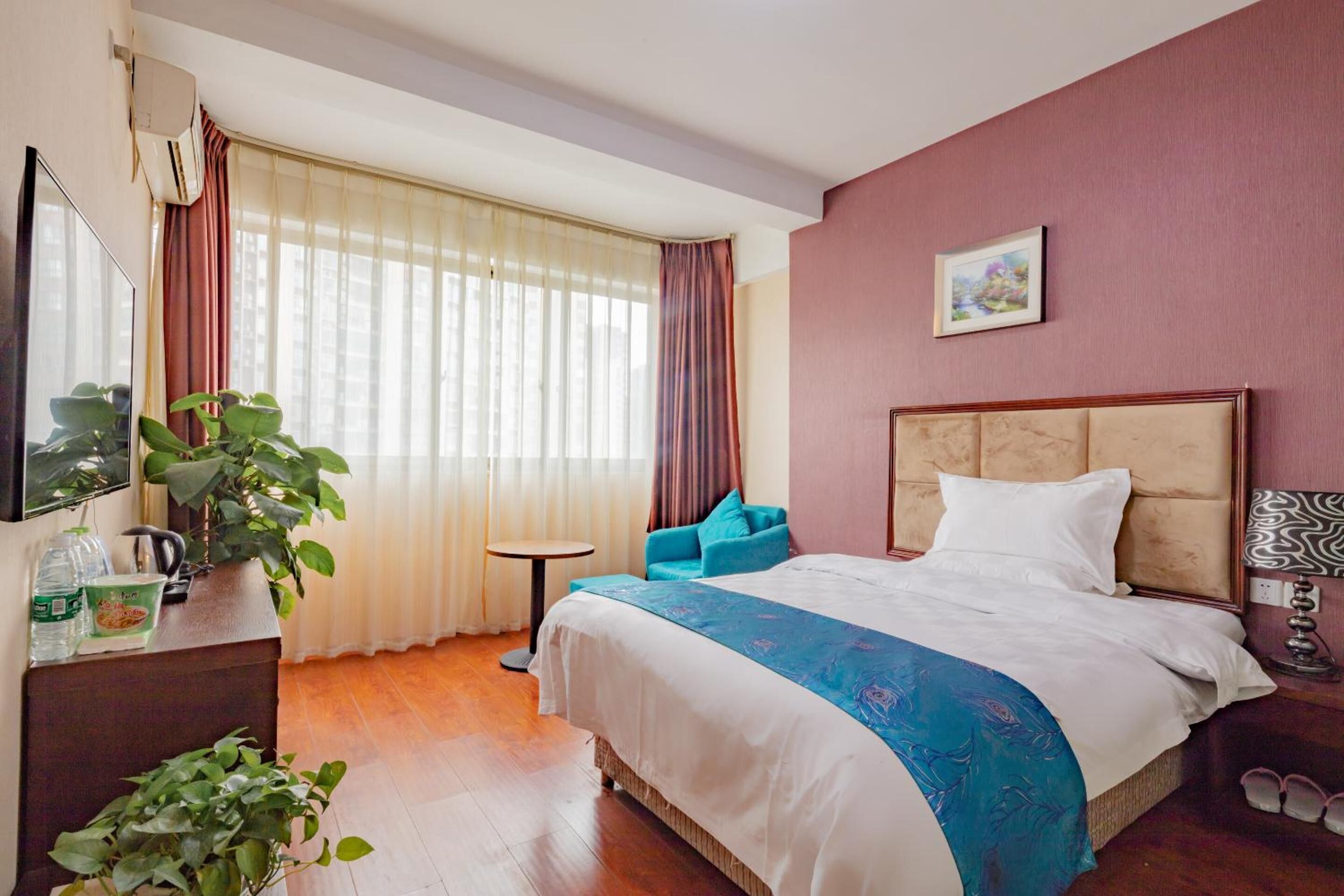 desk, blackout curtains, soundproofing, free wifi