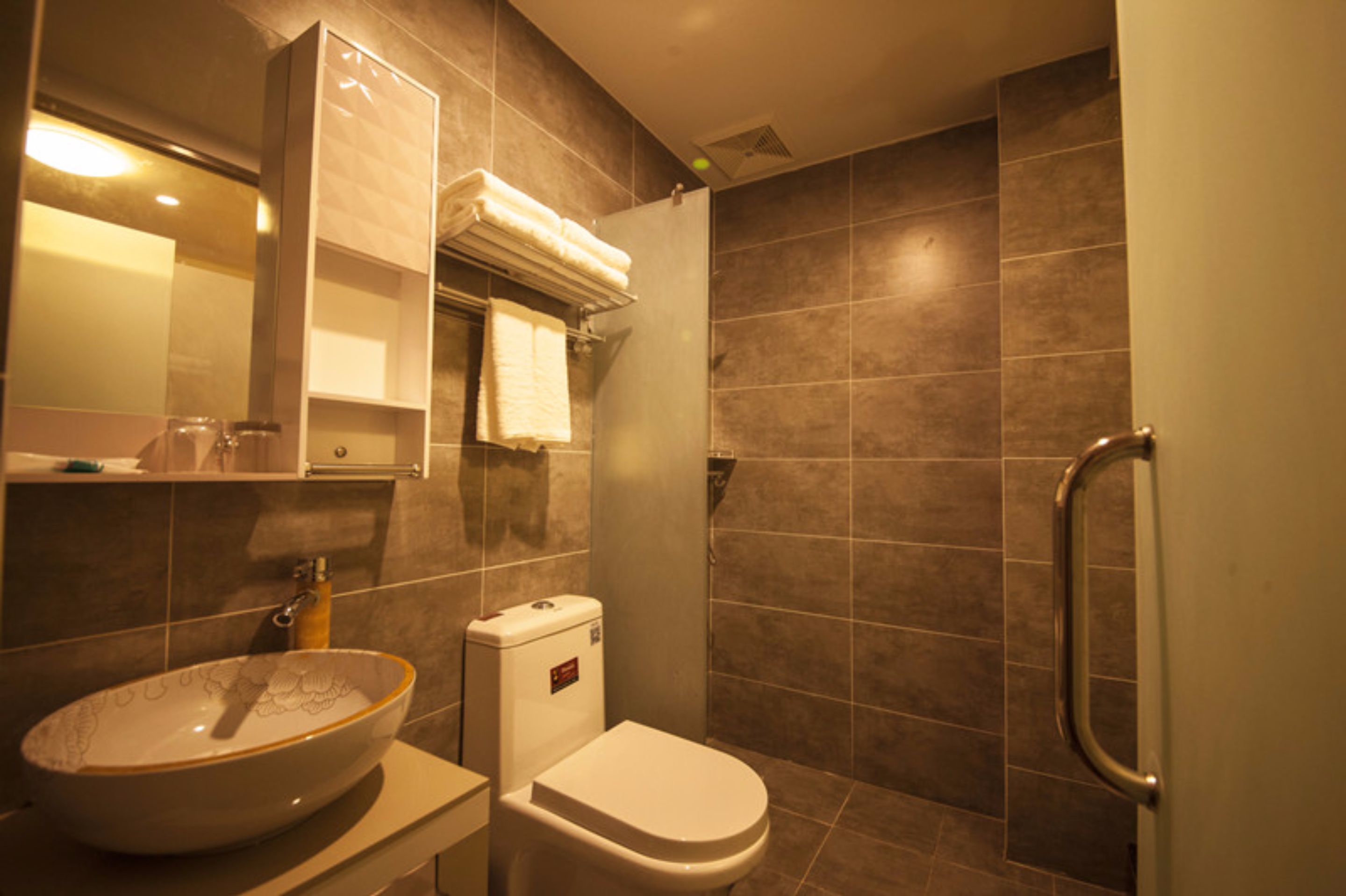deluxe double room | bathroom | shower, free toiletries, hair dryer, slippers