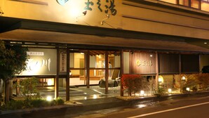 Een traditioneel Japans restaurant met een houten gevel en Japanse borden.
