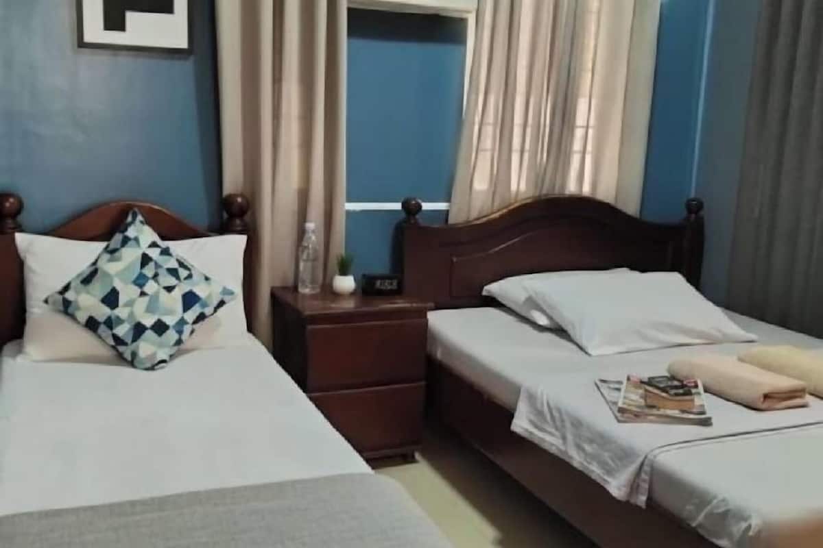 Roupas de cama premium, escrivaninha, Wi-Fi de cortesia, roupa de cama